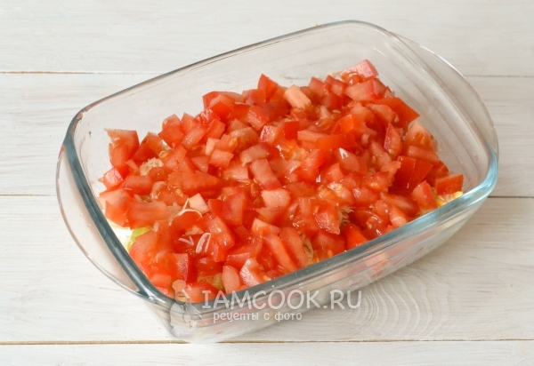 Положить слой помидор