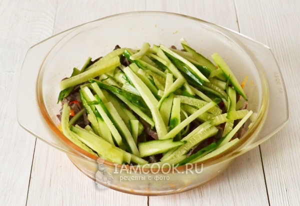 Положить огурцы в салатник