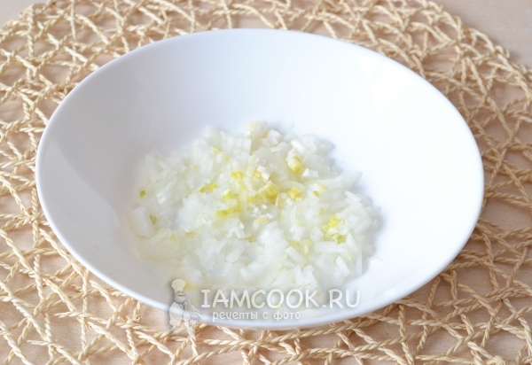 Положить слой лука