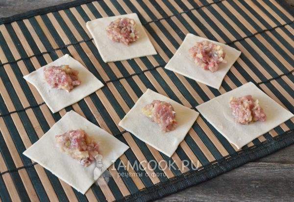 Выложили начинку на кусочки теста