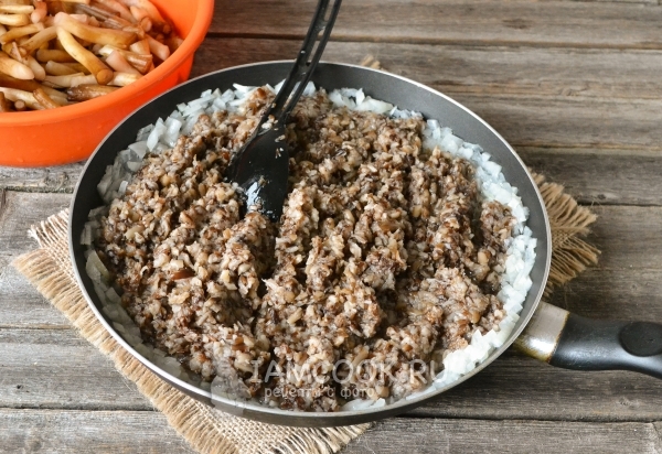 Обжарить грибы с луком