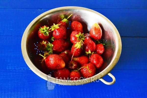 Помыть клубнику