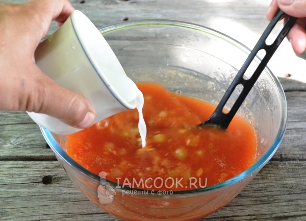 Влить крахмал с водой