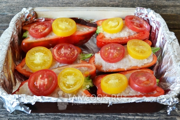 Положить дольки помидоров