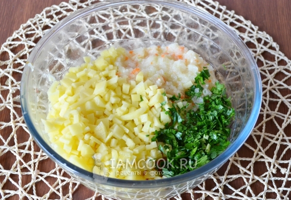 Добавить картофель и зелень