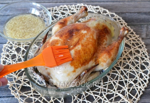 Обмазать курицу жиром с чесноком
