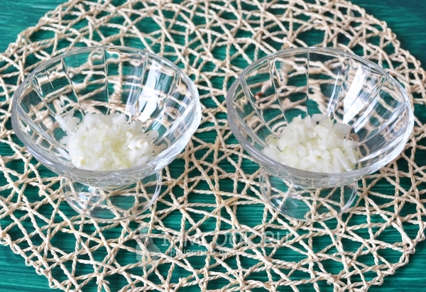 Положить слой лука