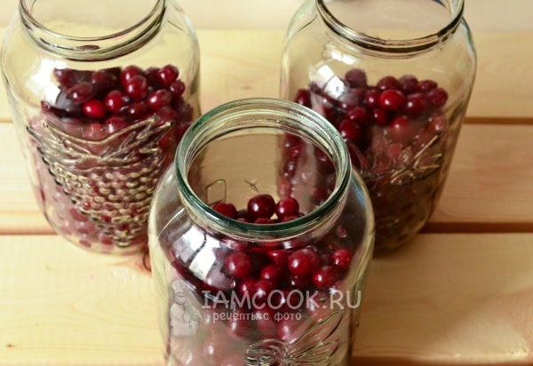 Положить вишню в банки
