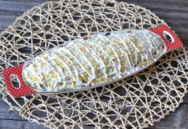 Полить яйца майонезом