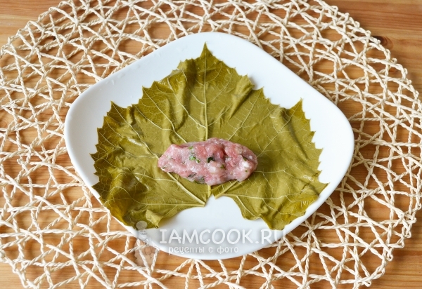 Выложили фарш на виноградный лист