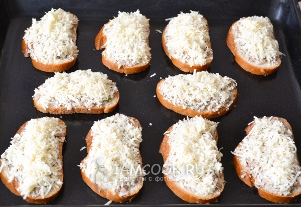 Посыпать бутерброды сыром