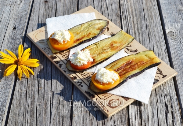 Положить сыр с майонезом и чесноком