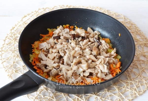 Положить грибы