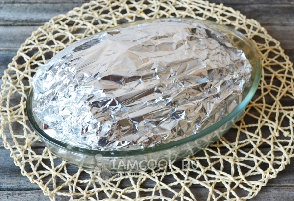 Завернуть курицу в фольгу