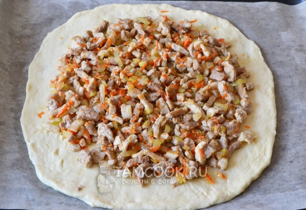 Выложить на тесто начинку