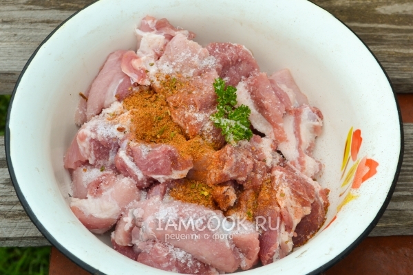 Всыпать специи и соль