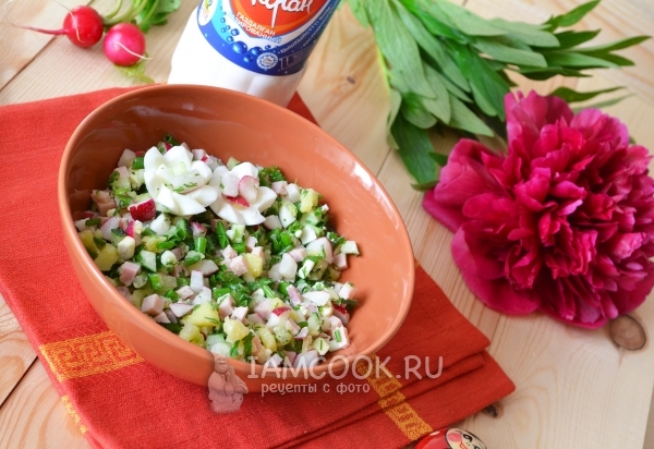 Перемешали будущую окрошку