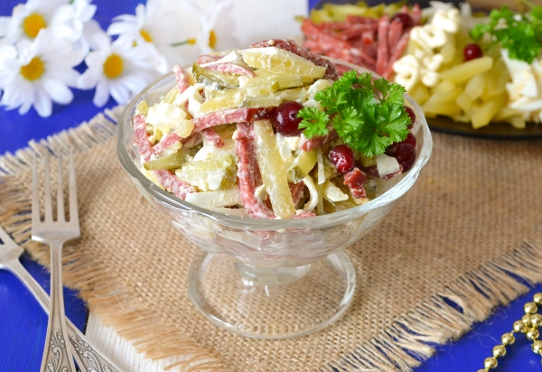 Фото салата с копченой колбасой и солеными огурцами