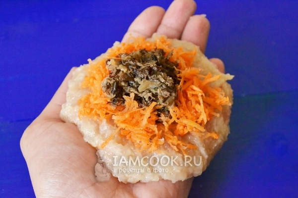 Положить на фарш грибы и морковь