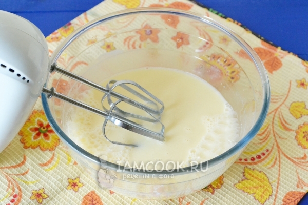 Взбить молоко миксером