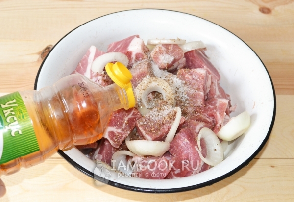 Влить уксус