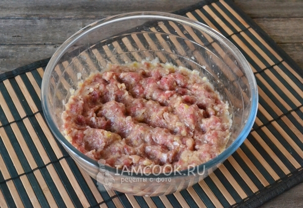 Вымешиваем мясной фарш
