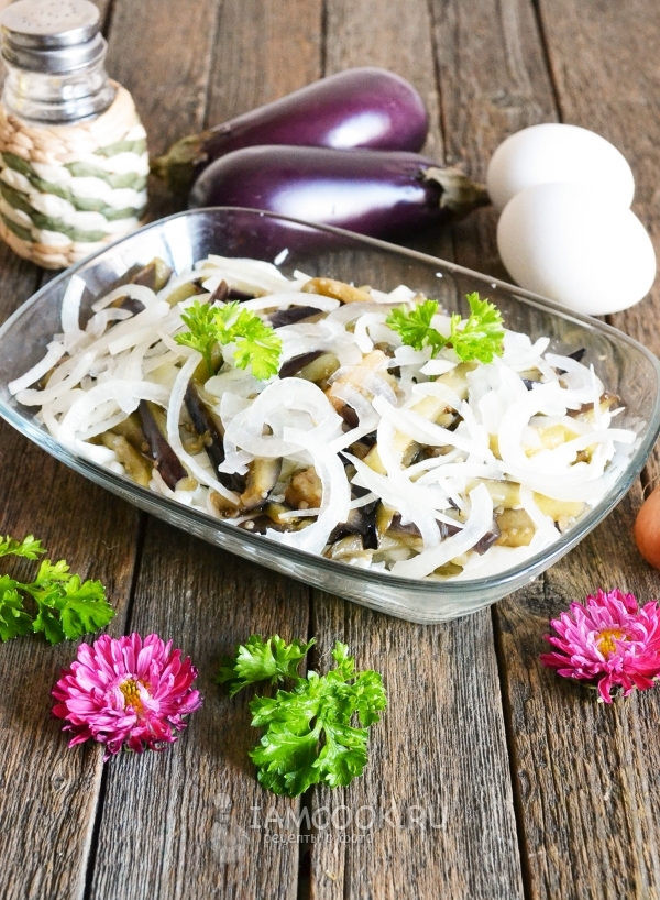 Фото салата из баклажанов с яйцами, луком и майонезом