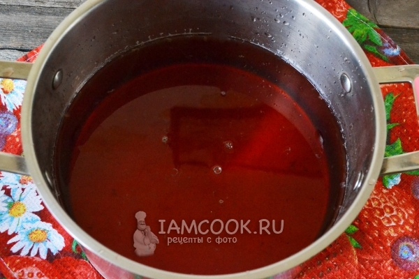 Слить с клубники воду