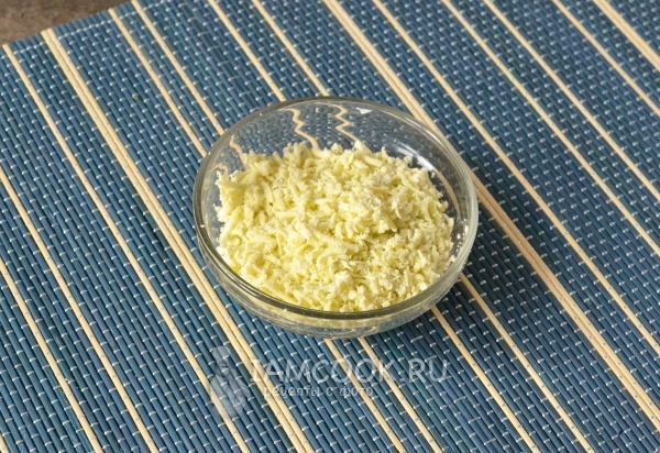 Натереть желтки