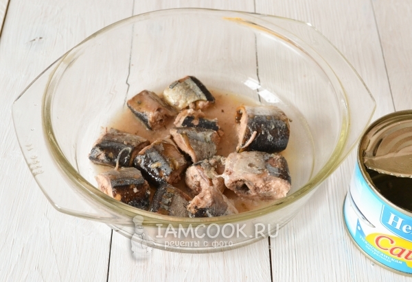 Выложить сайру в миску