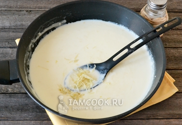 Положить в сливки чеснок