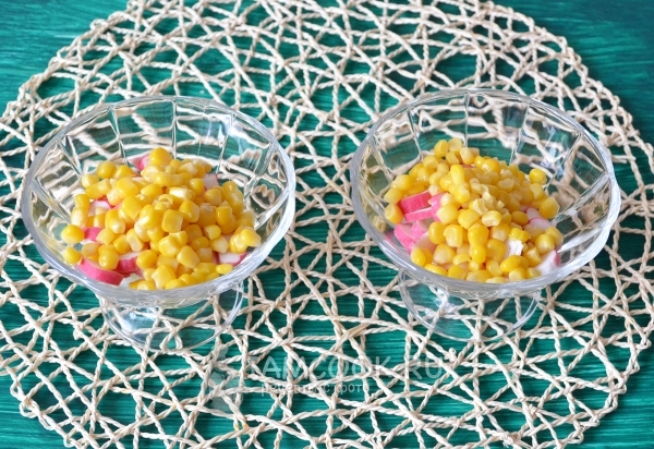 Положить слой кукурузы