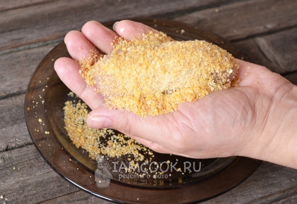 Обвалять котлету в сухарях