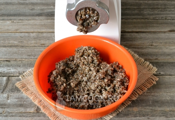 Перекрутить грибы на мясорубке