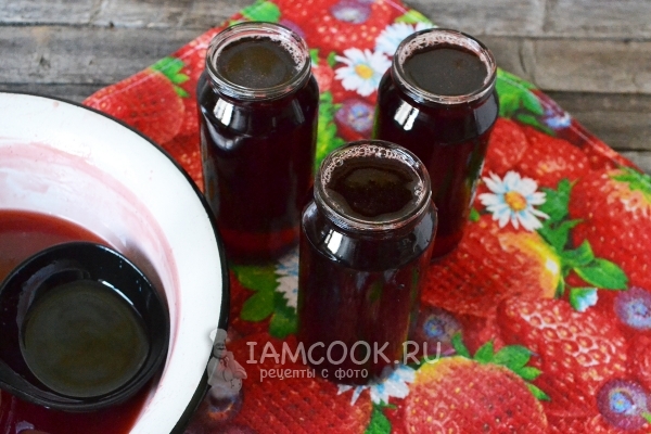 Разлить сироп по банкам