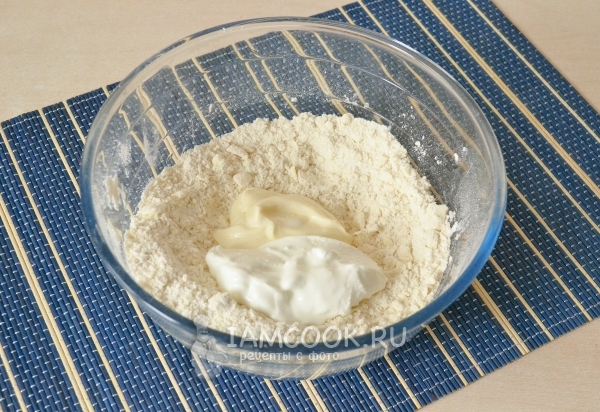 Добавляем сметану и майонез