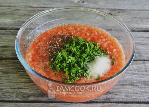 Добавить специи, зелень и соль