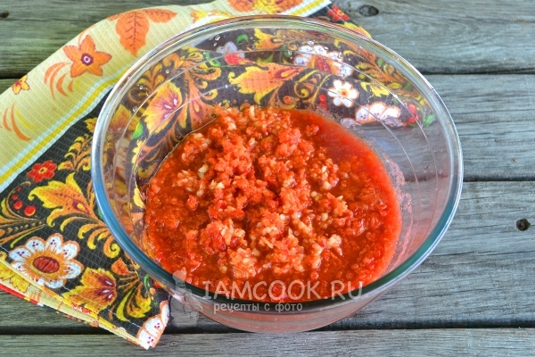 Измельчить перец и чеснок