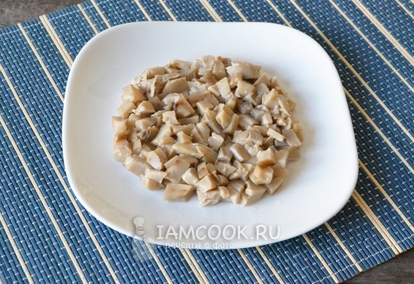 Выложить слой грибов