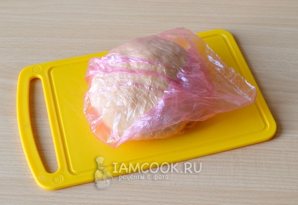 Положить тесто в пакет