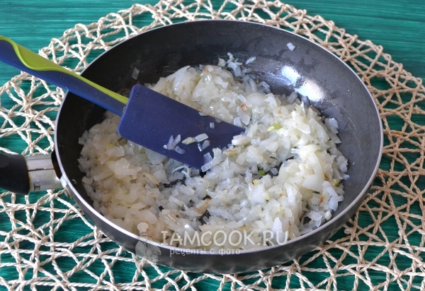 Обжарить лук