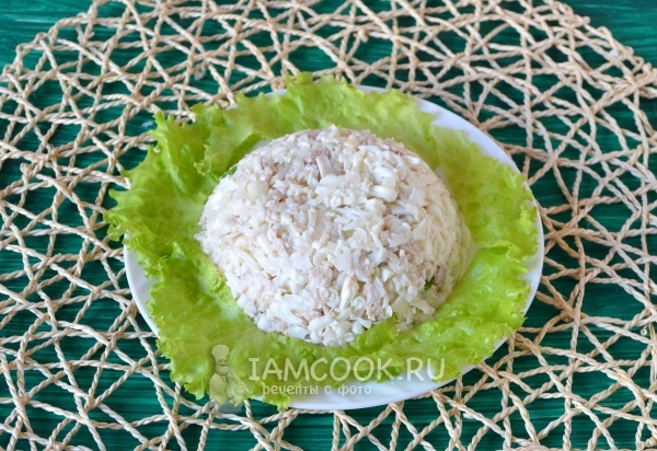 Выложить листья салата