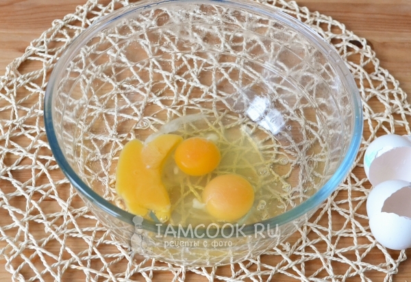 Вбить в миску яйца