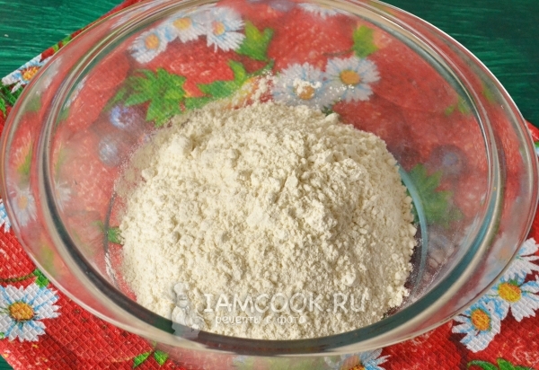 Всыпать в миску муку