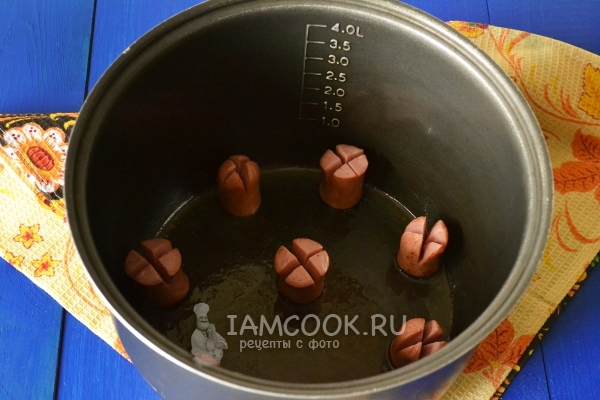 Обжарить сосиски