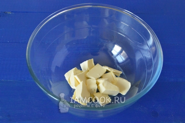 Порезать масло на кусочки