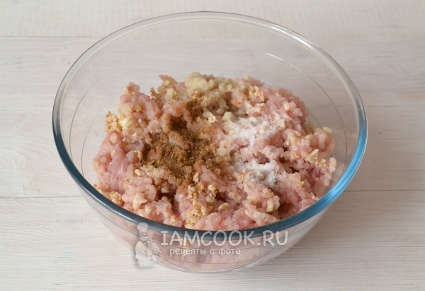 Всыпать соль и специи