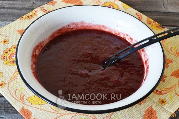 Проварить клубничное пюре