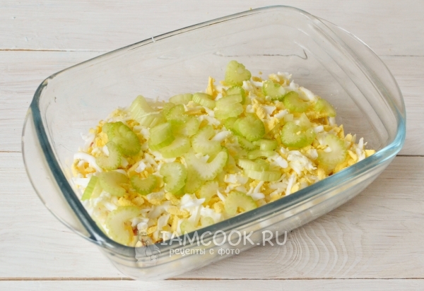 Положить слой сельдерея