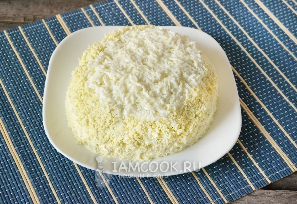 Покрыть салат белками и желтками